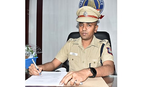 ஈரோடு மாவட்ட போலீஸ் சூப்பிரண்டாக ஜவகர் பொறுபேற்றுக்கொண்டார்.