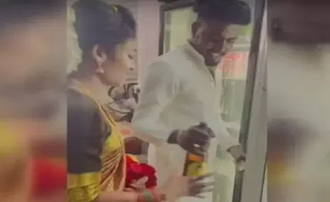 கேரளாவில் விசித்திரம்: திருமணம் முடிந்த கையோடு மதுபானக் கடைக்கு சென்ற புதுமணத் தம்பதி- வைரலாகும் வீடியோ
