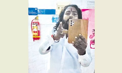 அரசு ஆஸ்பத்திரியில் பெண் டாக்டரிடம் ஹிஜாப் அணியக்கூடாது எனக்கூறி மிரட்டிய பா.ஜ.க. நிர்வாகி