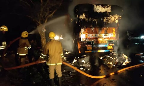 சித்தோட்டில் நள்ளிரவில் லாரியில் தீ பிடித்து ரூ.30 லட்சம் பஞ்சு எரிந்து சேதம்