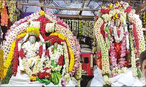 பஞ்சமூர்த்திகள் வீதி உலா நடந்த போது எடுத்த படம்.