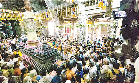 கொடியேற்றப்பட்டதையும், அதில் கலந்து கொண்ட திரளான பக்தர்களையும் படத்தில் காணலாம்.