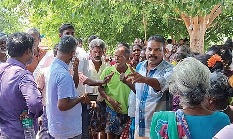 மீஞ்சூர் அருகே வட்டார வளர்ச்சி அலுவலரை முற்றுகையிட்டு 100 நாள் பணியாளர்கள் வாக்குவாதம்