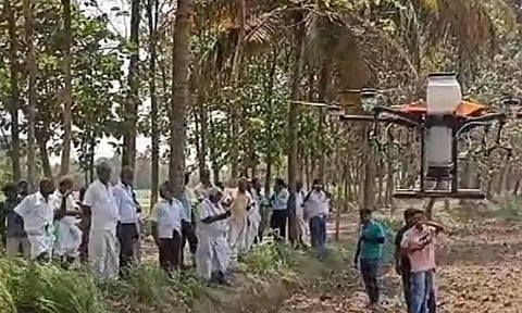 விவசாயிகளுக்கு டிரோன் பயிற்சி அளிக்கப்பட்ட காட்சி.