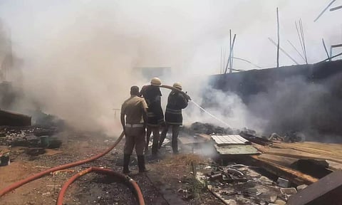 சோழவரம் அருகே வடமாநில தொழிலாளர்கள் தங்கி இருந்த கொட்டகையில் தீ விபத்து