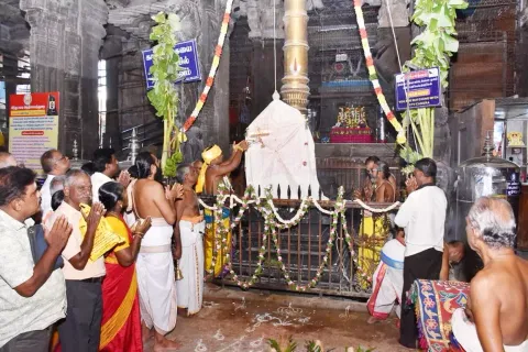கொடியேற்றம் நடந்த பின் கொடி மரத்திற்கு தீபாரதனை காட்டப்பட்டது.
