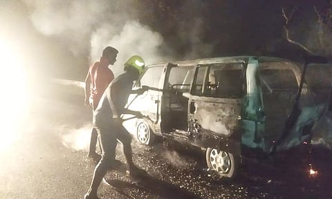 கோத்தகிரி-மேட்டுப்பாளையம் நெடுஞ்சாலையில் திடீரென தீப்பிடித்து எரிந்த கார்