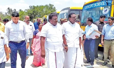 நாகையில் பள்ளி வாகனங்களை அமைச்சர் சிவசங்கரன் ஆய்வு செய்தார்.