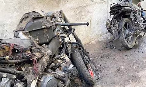 கோவையில் மாணவர்களின் 3 மோட்டார் சைக்கிள்கள் தீ வைத்து எரிப்பு