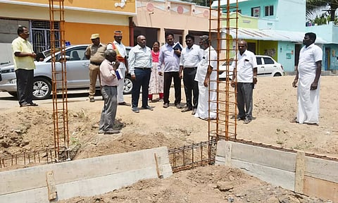 வளர்ச்சி பணிகளை கலெக்டர் பழனி ஆய்வு செய்த போது எடுத்த படம்.