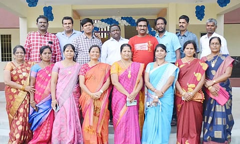 முன்னாள் மாணவ, மாணவியர்கள் புகைப்படம் எடுத்து கொண்ட காட்சி.