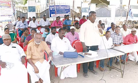 தமிழ்நாடு அரசு ஊழியர் சங்கம் சார்பில் உண்ணாவிரத போராட்டம் நடைபெற்றது.