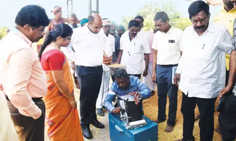 கொள்முதல் செய்யப்படும் நெல்லின் ஈரப்பதம் குறித்து கலெக்டர் தீபக் ஜேக்கப் ஆய்வு மேற்கொண்டார்.