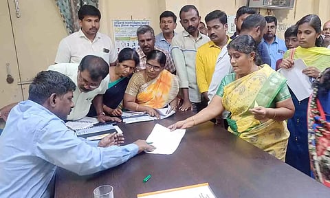 கலெக்டர் கிறிஸ்துராஜிடம் பொதுமக்கள் மனு அளித்த காட்சி.