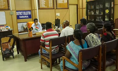 சாலையை சீரமைக்ககோரி கிராம மக்கள் கலெக்டரிடம் மனு கொடுத்தனர்.