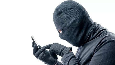 சங்கராபுரம் அருகே ஆஸ்பத்திரிகளில் நூதன முறையில் செல்போன்கள் திருடிய வாலிபர்