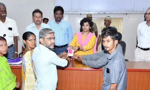 கூட்டத்தில் தரிசு நில மேம்பாட்டு திட்ட செயலாக்க கையேடுகளை உதவி வேளாண்மை அலுவலர்களுக்கு கலெக்டர் ஆஷா அஜீத் வழங்கினார்.