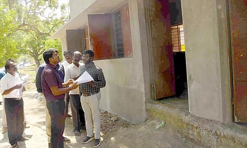 பாண்டுகுடி கிராமத்தில் அங்கன்வாடி மைய கட்டுமான பணிகளை கலெக்டர் விஷ்ணுசந்திரன் பார்வையிட்டு ஆய்வு செய்தார்.