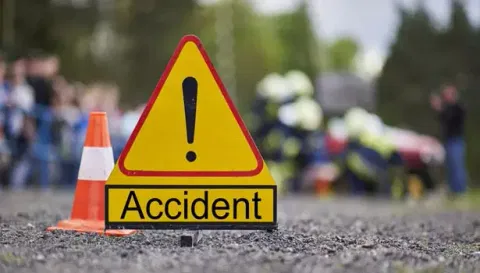 பாவூா்சத்திரம் அருகே அரசு பஸ் மோதி லாரி டிரைவர் பலி