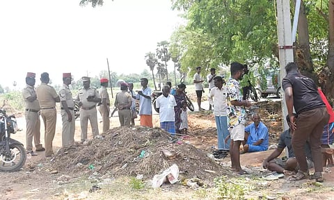 புதிய டிரான்ஸ்பார்மரை அமைக்க எதிர்ப்பு தெரிவித்து பொதுமக்கள் போராட்டம் நடத்திய காட்சி.