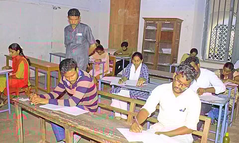 நெல்லை டவுண் சாப்டர் மேல்நிலைப்பள்ளியில் தேர்வு எழுதியவர்களை படத்தில் காணலாம்.&nbsp;