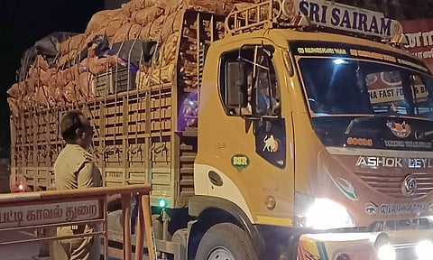 பு.புளியம்பட்டி பகுதியில் போலீசார் ரோந்து பணியில் ஈடுபட்ட போது எடுத்த படம்.