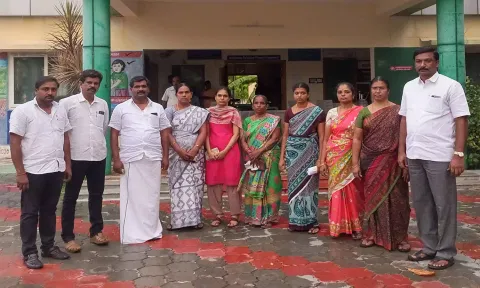 பேரூராட்சி கூட்டத்தில் இருந்து வெளிநடப்பு செய்த கவுன்சிலர்களை படத்தில் காணலாம்.