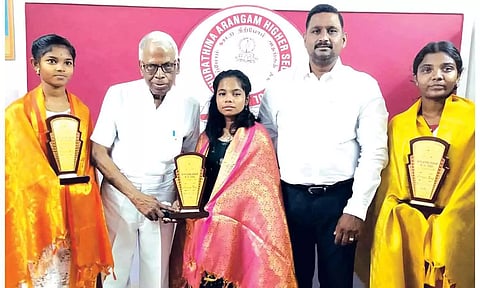 பள்ளியின் முதல்வர் கவிதா சுந்தர்ராஜன் ஆகியோர் பொன்னாடை அணிவித்து நினைவு பரிசு வழங்கி பாராட்டினர்.