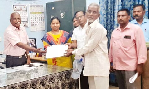 &nbsp; ஜமாபந்தியில்&nbsp; மனு அளித்தபோது எடுத்தபடம்.&nbsp;