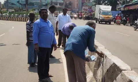 அந்தியூர் பேரூராட்சி பகுதியில் அனுமதியின்றி வைக்கப்பட்ட விளம்பரங்களை பேரூராட்சி செயல் அலுவலர் செல்வகுமார் தலைமையில் அகற்றும் பணி நடைபெற்ற போது எடுத்த படம்.