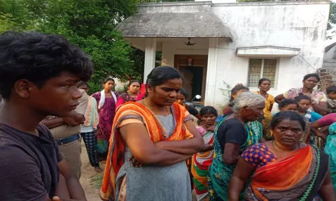 போலீசாருடன் வாக்குவாதத்தில் ஈடுபட்ட பொதுமக்கள்.