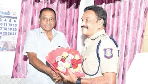 சங்ககிரி லாரி உரிமையாளர் சங்கத்தின் சார்பில், தலைவர் கந்தசாமி, சேலம் எஸ்.பி. சிவகுமாருக்கு மலர் கொத்துக் கொடுத்து வாழ்த்து தெரிவித்தார்.