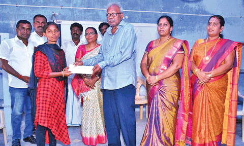 முதல் 3 இடங்களை பிடித்த மாணவ- மாணவிகளுக்கு பரிசுகள்  வழங்கப்பட்ட காட்சி.