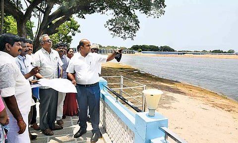 கல்லணை கால்வாயில் நடைபெற்று வரும் புனரமைப்பு பணிகளை கலெக்டர் தீபக்ஜேக்கப் ஆய்வு செய்தார்.