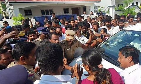 வருமான வரித்துறை அதிகாரிகளை தடுத்த விவகாரம் - கரூர் மாநகராட்சி கவுன்சிலர் உள்பட 3 பேர் கைது