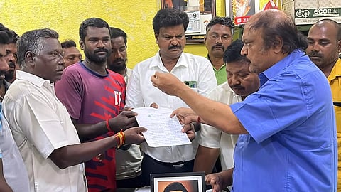 கென்னடி எம்.எல்.ஏ. நகராட்சி உதவி பொறியாளர் பிரபாகரனிடம் மனு அளித்த காட்சி.
