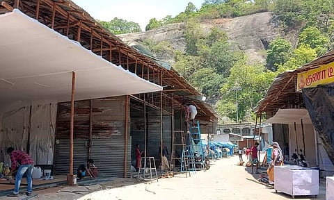 கடைகளை அமைக்கும் பணியில் தீவிரமாக ஈடுபட்டுள்ள தொழிலாளர்கள்