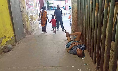 பல்லடம் பஸ் நிலையத்தில் குடித்துவிட்டு போதையில் அலங்கோலமாக படுத்துகிடக்கும் காட்சி.&nbsp;