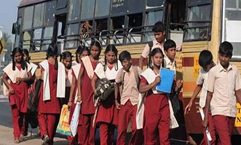 தமிழகத்தில் 30 லட்சத்து 14 ஆயிரம் மாணவர்களுக்கு இலவச பஸ் பாஸ்- ஸ்மார்ட் கார்டாக வழங்க திட்டம்