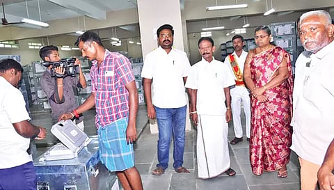 வாக்குப்பதிவு எந்திரங்கள் அனுப்பும் பணியை கலெக்டர் உமா பார்வையிட்ட காட்சி.