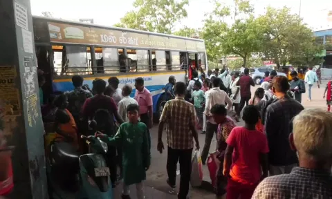 காரைக்காலில் அரசு பஸ்கள் குறைந்த அளவே இயங்கியதால் பயணிகள் அவதிக்கு உள்ளாகினர்.&nbsp;