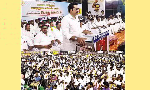 ெபாதுக்கூட்டத்தில் சமத்துவ மக்கள் கட்சியின் தலைவர் சரத்குமார் பேசியதையும், கூட்டத்தில் கலந்து கொண்ட கட்சியினரையும் படத்தில் காணலாம்.