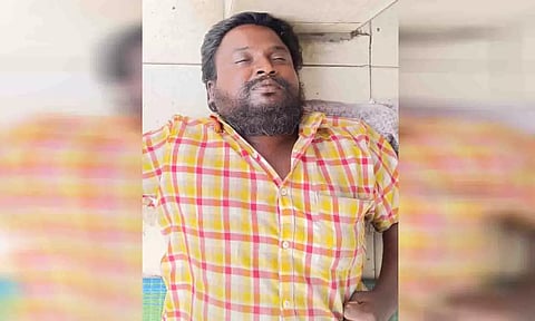 &nbsp;இறந்த நிலையில் கிடந்துள்ள ஆண் சடலத்தை படத்தில் காணலாம்.