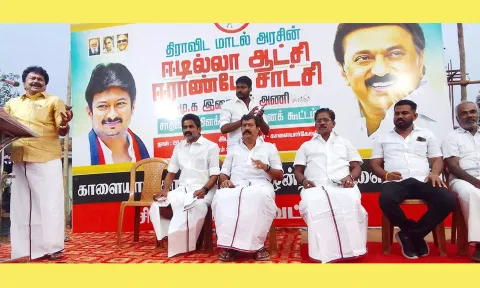 காளையார்கோவிலில் நடந்த அரசின் சாதனை விளக்க பொதுக்கூட்டத்தில் முன்னாள் எம்.எல்.ஏ. ராஜன் பேசினார்.&nbsp;