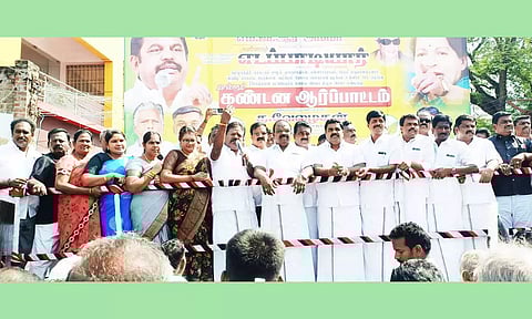 வேலூர் புறநகர் மாவட்ட அ.தி.மு.க. சார்பில் குடியாத்தத்தில் ஆர்ப்பாட்டம் செய்த காட்சி.