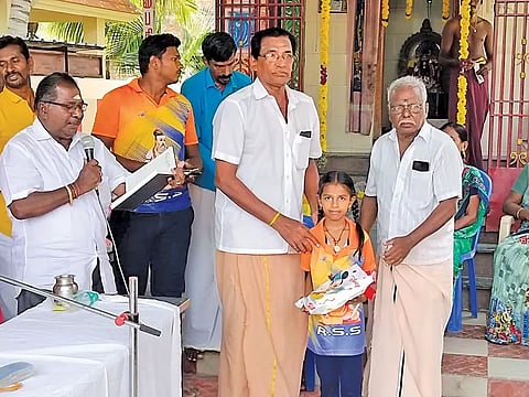 போட்டியில் வெற்றி பெற்றவர்களுக்கு பரிசுகள் வழங்கப்பட்ட காட்சி.