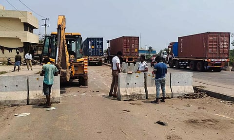 திருவொற்றியூர்-மீஞ்சூர் இடையே சர்வீஸ் சாலையில் தடுப்பு கற்களை அகற்றினால் நடவடிக்கை: போலீசார் எச்சரிக்கை