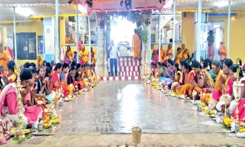 திருவிளக்கு பூஜையில் கலந்து கொண்டவர்களை படத்தில் காணலாம்.