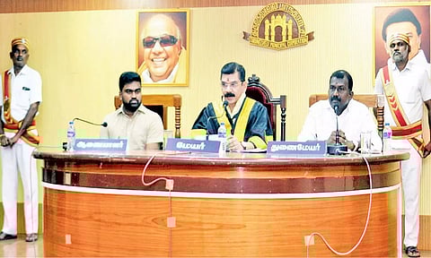 கூட்டத்தில் மேயர் சரவணன் பேசிய காட்சி. அருகில் துணைமேயர் கே.ஆர்.ராஜூ, கமிஷனர் சிவகிருஷ்ணமூர்த்தி ஆகியோர் உள்ளனர்.