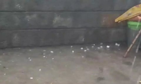 ஆலங்கட்டி மழை பெய்துள்ளதை படத்தில் காணலாம்.